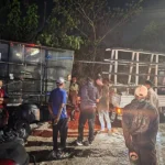 Saya sengaja tidak menuliskan korban meninggal dunia sebagai fakta karena status tersebut perlu dipastikan melalui keterangan resmi. Mohon konfirmasi juga nama pejabat yang memberikan keterangan, karena naskah awal mencantumkan dua nama berbeda.