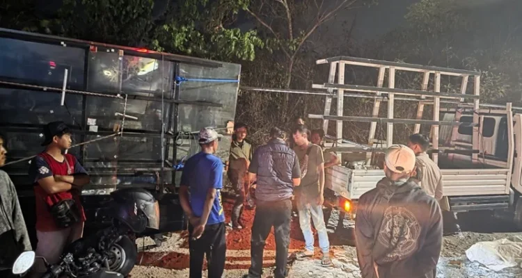 Saya sengaja tidak menuliskan korban meninggal dunia sebagai fakta karena status tersebut perlu dipastikan melalui keterangan resmi. Mohon konfirmasi juga nama pejabat yang memberikan keterangan, karena naskah awal mencantumkan dua nama berbeda.