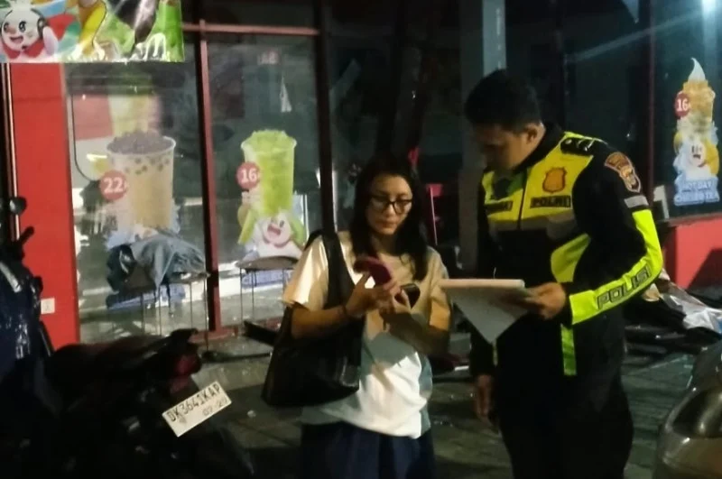 kecelakaan Denpasar, Suzuki Jimny tabrak toko, Mixue Gatsu Timur, sopir kabur, Polresta Denpasar, Satlantas Polresta Denpasar, kecelakaan lalu lintas Bali, Gatot Subroto Timur, kerugian Rp20 juta