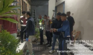 penusukan di Denpasar, pengeroyokan di Denpasar Timur, Jalan Soka Denpasar, Kesiman Kertalangu, Polsek Denpasar Timur, Kadek OPS, Iptu Ketut Sudarsana, korban penusukan, kriminal Denpasar, kasus penganiayaan berat, penusukan bersenjata pisau, CCTV pelaku penusukan.