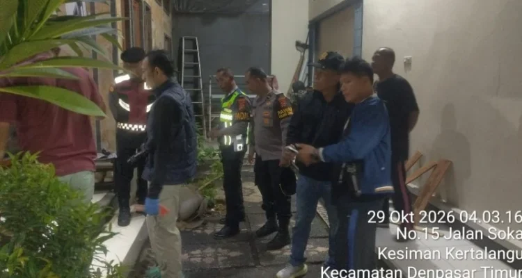 penusukan di Denpasar, pengeroyokan di Denpasar Timur, Jalan Soka Denpasar, Kesiman Kertalangu, Polsek Denpasar Timur, Kadek OPS, Iptu Ketut Sudarsana, korban penusukan, kriminal Denpasar, kasus penganiayaan berat, penusukan bersenjata pisau, CCTV pelaku penusukan.