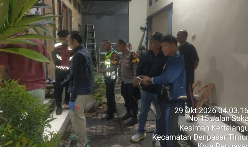 penusukan di Denpasar, pengeroyokan di Denpasar Timur, Jalan Soka Denpasar, Kesiman Kertalangu, Polsek Denpasar Timur, Kadek OPS, Iptu Ketut Sudarsana, korban penusukan, kriminal Denpasar, kasus penganiayaan berat, penusukan bersenjata pisau, CCTV pelaku penusukan.